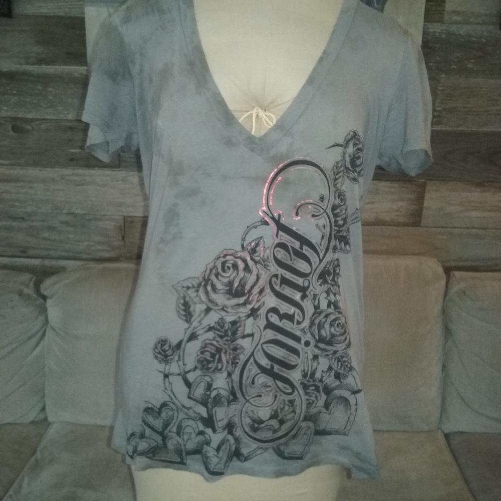 Red Chapter Forgive and Forget VNeck Tee Large